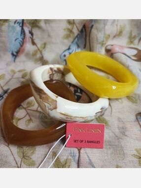 Pink Linen Brand Set of 3 Swirled Heavy Chunky Lucite Bangle Bracelets NWT